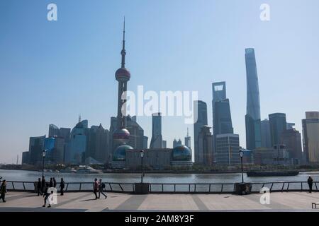 Shanghai, Cina, Marzo 2019. Lo skyline di Lujiazui, visto dal Bund, attraverso il Fiume Huangpu, l'edificio piu' alto e' la Torre di Shanghai. Lujiazui i Foto Stock