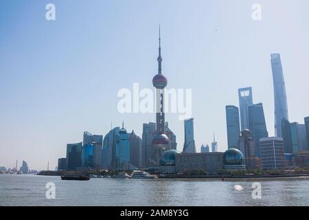 Shanghai, Cina, Marzo 2019. Lo skyline di Lujiazui, visto dal Bund, attraverso il Fiume Huangpu, l'edificio piu' alto e' la Torre di Shanghai. Lujiazui i Foto Stock