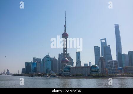 Shanghai, Cina, Marzo 2019. Lo skyline di Lujiazui, visto dal Bund, attraverso il Fiume Huangpu, l'edificio piu' alto e' la Torre di Shanghai. Lujiazui i Foto Stock