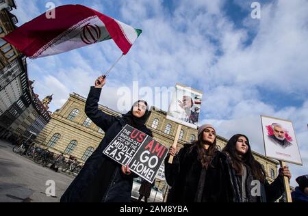 Monaco, Baviera, Germania. 11th Gen 2020. I dimostranti protestano contro l'uccisione ordinata da Trump del generale Qasem Soleimani mentre battono bandiera iraniana e chiedono l'uscita delle truppe statunitensi dal Medio Oriente. Credit: Sacelle Babbar/Zuma Wire/Alamy Live News Foto Stock