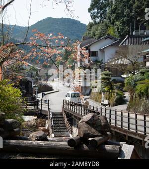 Remoto villaggio di montagna di Yunomine Onsen in primavera, la più antica città onsen in Giappone Foto Stock