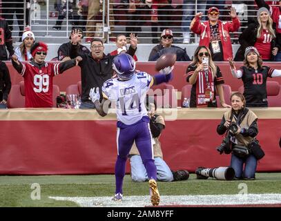 Santa Clara, California, Stati Uniti. 11th Gen 2020. Minnesota Vikings Wide Receiver Stefon Diggs (14) cattura il pass di touchdown nelle prime fasi del gioco, sabato 11 gennaio 2020, presso lo stadio Levis di Santa Clara, California. La 49ers ha sconfitto i Vichinghi 27-10 in un gioco di gioco. Credit: Al Golub/Zuma Wire/Alamy Live News Foto Stock