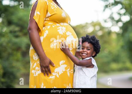 Ritratto di una bella americana africana donna in stato di gravidanza Foto Stock