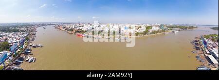 Vista aerea Can Tho skyline della città da sopra il fiume Mekong Delta, Vietnam del Sud. Famosa destinazione turistica mercati galleggianti. Cielo blu chiaro. Foto Stock
