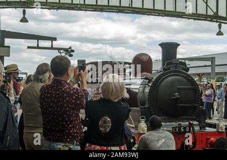 Londra, Regno Unito - 22 giugno 2019: Spettatori che si godono l'arrivo dell'ultimo treno a vapore per correre sulla District Line per la stazione di Ealing Broadway. La specie Foto Stock