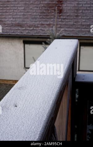 Ringhiera di balcone con la prima luce neve. Foto Stock