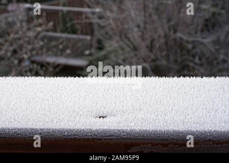 Ringhiera di balcone con la prima luce neve Foto Stock