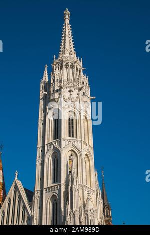 Vista del campanile della chiesa di Mattia contro il cielo blu di Budapest Foto Stock
