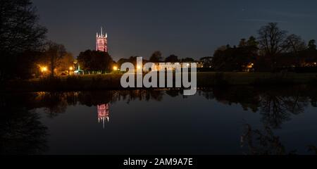 Foto Della Chiesa Parrocchiale Di Cirencester Durante Il Periodo Natalizio Da Diversi Punti Di Vista E Località. Cotswold Market Town In Inghilterra . Foto Stock