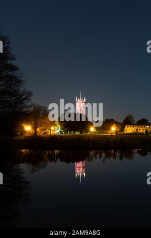 Foto Della Chiesa Parrocchiale Di Cirencester Durante Il Periodo Natalizio Da Diversi Punti Di Vista E Località. Cotswold Market Town In Inghilterra . Foto Stock