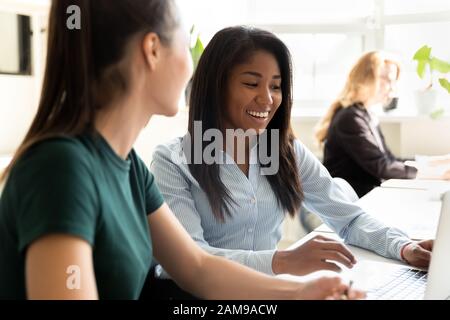 Interessanti collaboratori biraciali ed europei che lavorano su progetti comuni Foto Stock