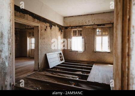 vecchia casa abbandonata in rovina parzialmente crollata città fantasma Foto Stock