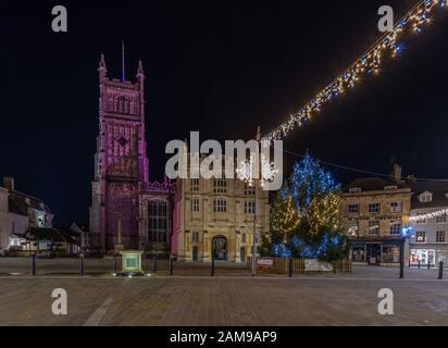 Foto Della Chiesa Parrocchiale Di Cirencester Durante Il Periodo Natalizio Da Diversi Punti Di Vista E Località. Cotswold Market Town In Inghilterra . Foto Stock