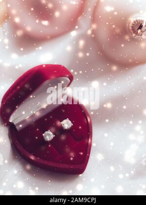 Lusso intramontabili, proposta romantica e felice celebrazione concetto - Orecchini diamante in un cuore gioielli a forma di scatola regalo, amore presente per Natale, Foto Stock