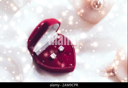 Lusso intramontabili, proposta romantica e felice celebrazione concetto - Orecchini diamante in un cuore gioielli a forma di scatola regalo, amore presente per Natale, Foto Stock