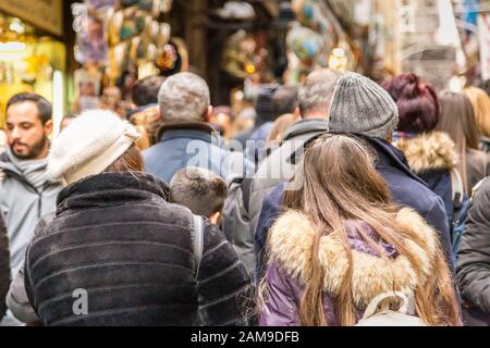 Napoli, ITALIA - 4 GENNAIO 2020: Turisti in visita al centro storico Foto Stock