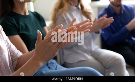 Il pubblico grato applauding ringrazia il coach per la presentazione che closeup le mani applapping Foto Stock