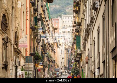 Napoli, ITALIA - 4 GENNAIO 2020: Turisti in visita ai quartieri spagnoli Foto Stock