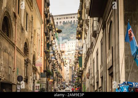 Napoli, ITALIA - 4 GENNAIO 2020: Turisti in visita ai quartieri spagnoli Foto Stock