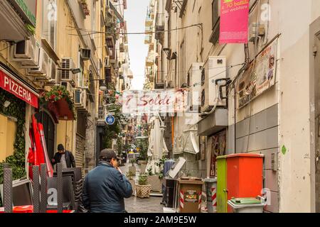 Napoli, ITALIA - 4 GENNAIO 2020: Turisti in visita ai quartieri spagnoli Foto Stock