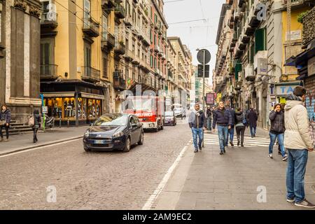 Napoli, ITALIA - 4 GENNAIO 2020: Turisti in visita al centro storico Foto Stock