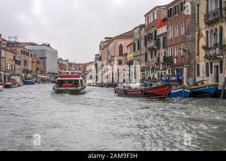 Venezia, ITALIA - 29 ottobre 2019: Tutti i giorni sul trasporto d'acqua nel canale storico di Cannaregio, girato il 29 ottobre 2019 in una brillante livrea nuvolosa Foto Stock