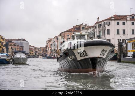 Venezia, ITALIA - 29 ottobre 2019: La nave passeggeri 'vaporetto' naviga nel canale storico di Cannaregio, sparata il 29 ottobre 2019 in una brillante caduta nuvoloso l Foto Stock