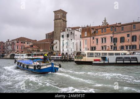 Venezia, ITALIA - 29 ottobre 2019: Congestione del trasporto d'acqua fuori dall'argine alla chiesa Gesuiti, sparata il 29 ottobre 2019 in luminosa luce autunnale torbida a Foto Stock