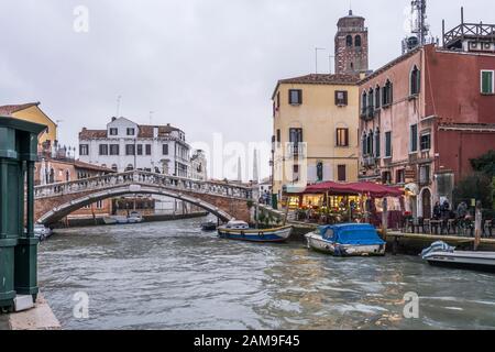 Venezia, ITALIA - 29 ottobre 2019: Ponte storico 'Guglie' sul canale di Cannaregio fiancheggiato da vecchie case pittoresche, girato il 29 ottobre 2019 a Brigh Foto Stock