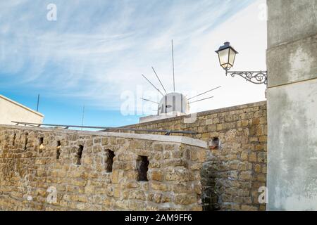 Napoli, ITALIA - 3 GENNAIO 2020: La luce illumina Castel Sant'Elmo di Napoli, Italia Foto Stock