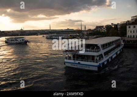 Il ponte sul Corno d'Oro è fotografato. Il ponte di Galata e la spiaggia di Eminonu sono visibili in futuro. Foto Stock