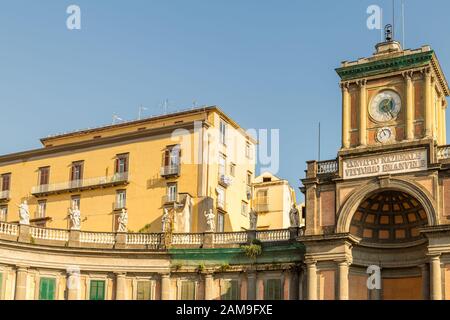 Napoli, ITALIA - 3 GENNAIO 2020: La luce illumina gli antichi edifici di Napoli Foto Stock