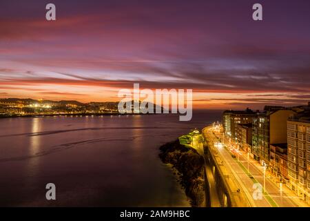 Vista serale di A Coruna città costiera della Galizia Foto Stock