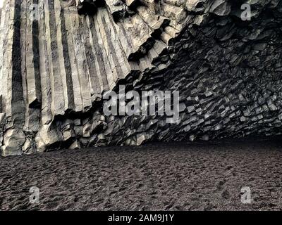 Colonne basaltiche create quando la lava si indurisce, spiaggia vulcanica nera di Vik , comune di Mýrdalshreppur, Islanda meridionale Foto Stock