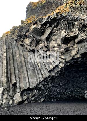 Colonne basaltiche create quando la lava si indurisce, spiaggia vulcanica nera di Vik , comune di Mýrdalshreppur, Islanda meridionale Foto Stock