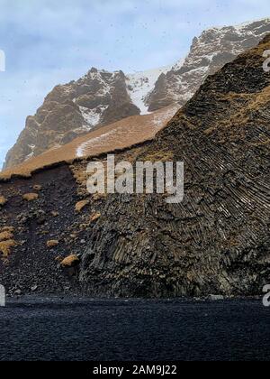 Colonne basaltiche create quando la lava si indurisce, spiaggia vulcanica nera di Vik , comune di Mýrdalshreppur, Islanda meridionale Foto Stock