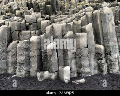 Colonne basaltiche create quando la lava si indurisce, spiaggia vulcanica nera di Vik , comune di Mýrdalshreppur, Islanda meridionale Foto Stock