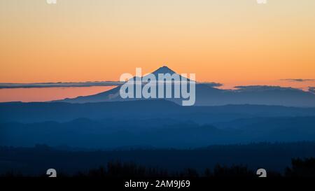 Magnifico Monte Taranaki al tramonto, visto dal Monte Ruapehu, Nuova Zelanda Foto Stock