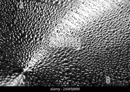 Un dettaglio immagine dell'acqua condensata sul coperchio in acciaio inossidabile. Foto Stock