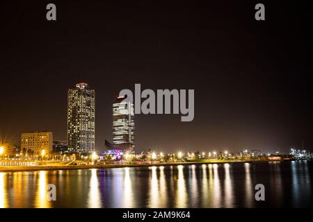 Barcellona, SPAGNA - 3 GENNAIO 2020: Torri gemelle di Torre Mapfre di notte. Costa Mediterranea, Vila Olímpica Del Poblenou A Barcellona, Spagna. Foto Stock