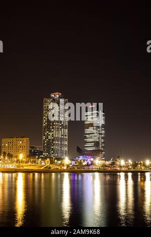 Barcellona, SPAGNA - 3 GENNAIO 2020: Torri gemelle di Torre Mapfre di notte. Costa Mediterranea, Vila Olímpica Del Poblenou A Barcellona, Spagna. Foto Stock