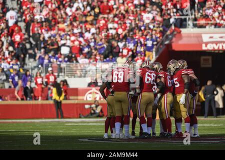 Santa Clara, California, Stati Uniti. 11th Gen 2020. Team huddle durante il gioco di divisione NFC, Minnesota Vikings vs San Francisco 49ers l'11 gennaio 2020. Credit: Dalton Hamm/Zuma Wire/Alamy Live News Foto Stock