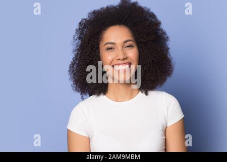 Sorridente felice attraente signora millenaria afroamericana sentendosi contentissima. Foto Stock