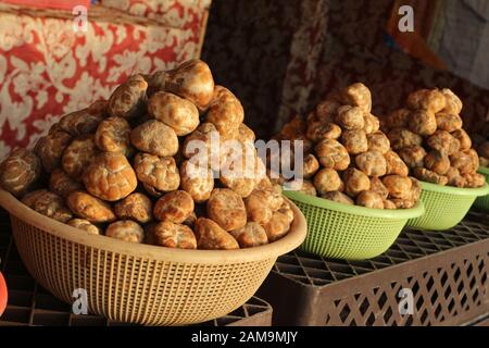 Tartufi raccolti nei deserti dell'Arabia Saudita, dell'Iraq e dell'Iran in vendita sul mercato in Kuwait Foto Stock