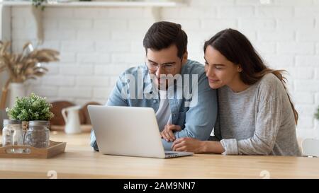Felice giovane razza mista sposato coniuge facendo acquisti online. Foto Stock