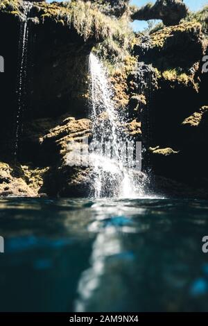 Mezzo getto d'acqua mezzo cascata del Traunfall a Roitham, Austria Foto Stock