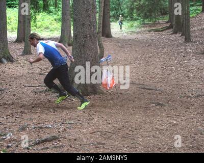 Orienteering Check point Prism and spiky composter appende su ramo di albero, orienteering sport. Gara locale di orienteering, 17th agosto 2019. Mladejov, Foto Stock