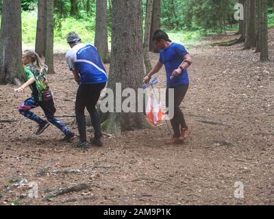 Persona difficile da controllare punto. Attività dei punti di controllo dell'orientamento all'aperto. Gara locale di orienteering, 17th agosto 2019. Mladejov, Repubblica Ceca. Foto Stock