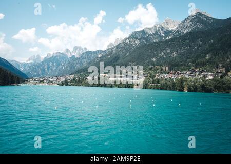 Vista sul lago alpino in Italia, il lago di santa Caterina (Auronzosee) e Tre Cime di Lavaredo, Auronzo, Sextener Dolomiten, Belluno Foto Stock