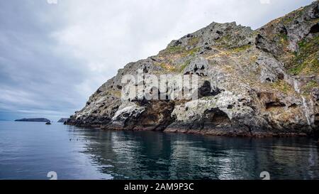 Bellissime scogliere massicce dell'isola di Aacapa nel Channel Islands National Park, California, Stati Uniti Foto Stock